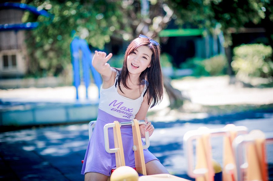 “姐姐，你说为何夫君能够越来越年轻？”小乔突然扭头看向大乔，眼中有些羡慕的道。